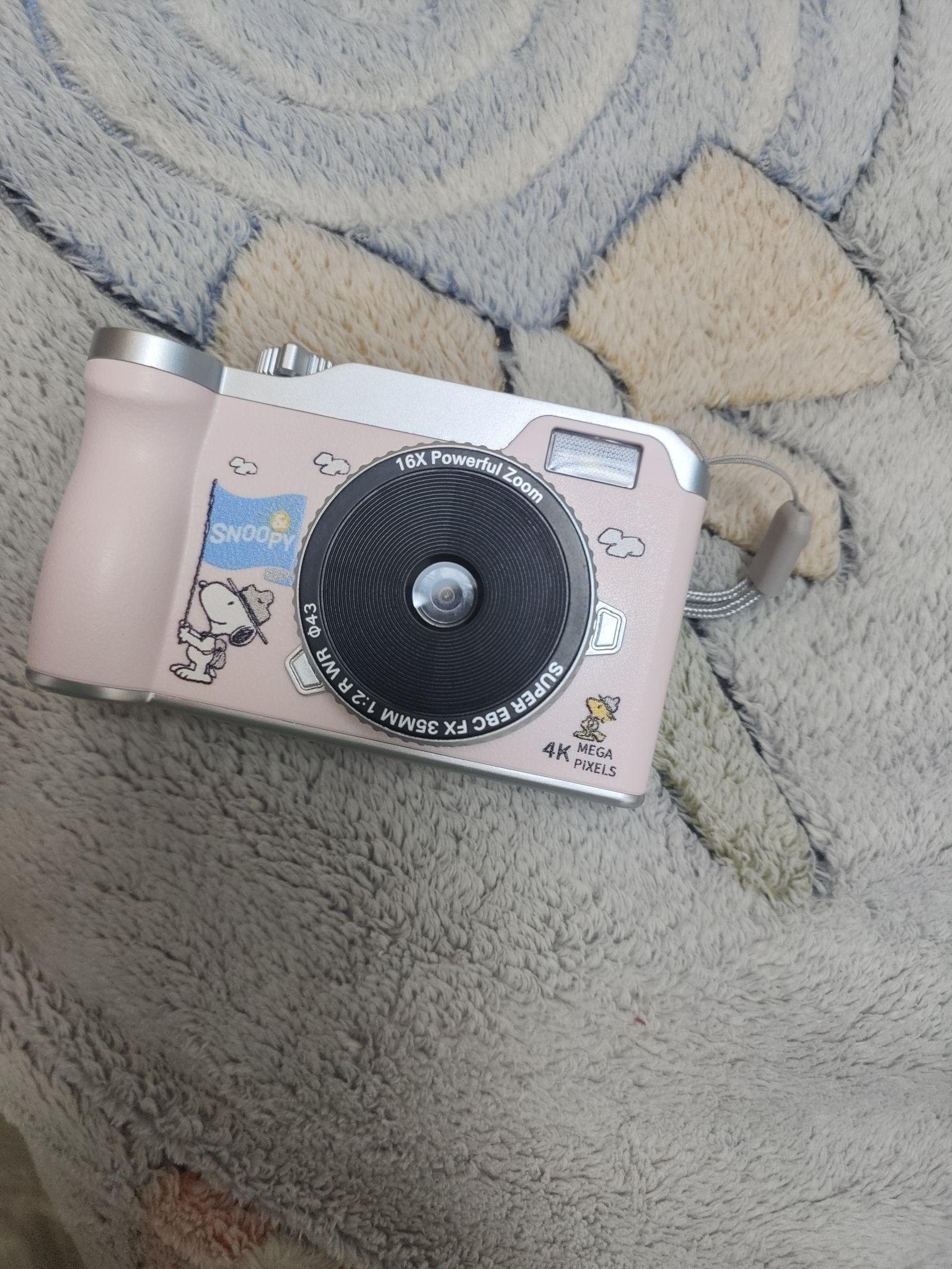 黑猫日记相机购物反馈:相机本身非常漂亮,它的画质可以模糊掉脸上的小瑕疵,还带有mp3功能,可以录像